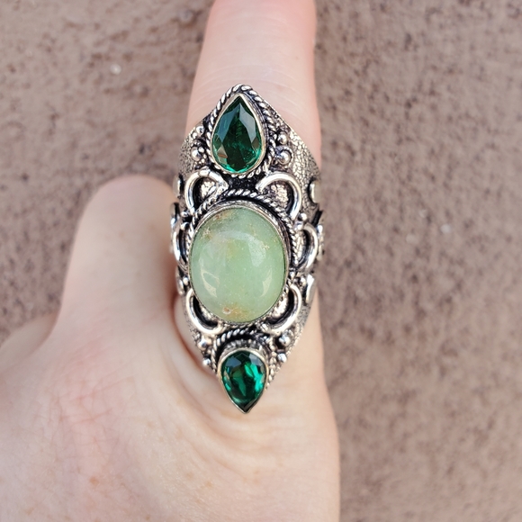 New Chrysoprase and Peridot Silver Statement Ring. - Picture 13 of 16